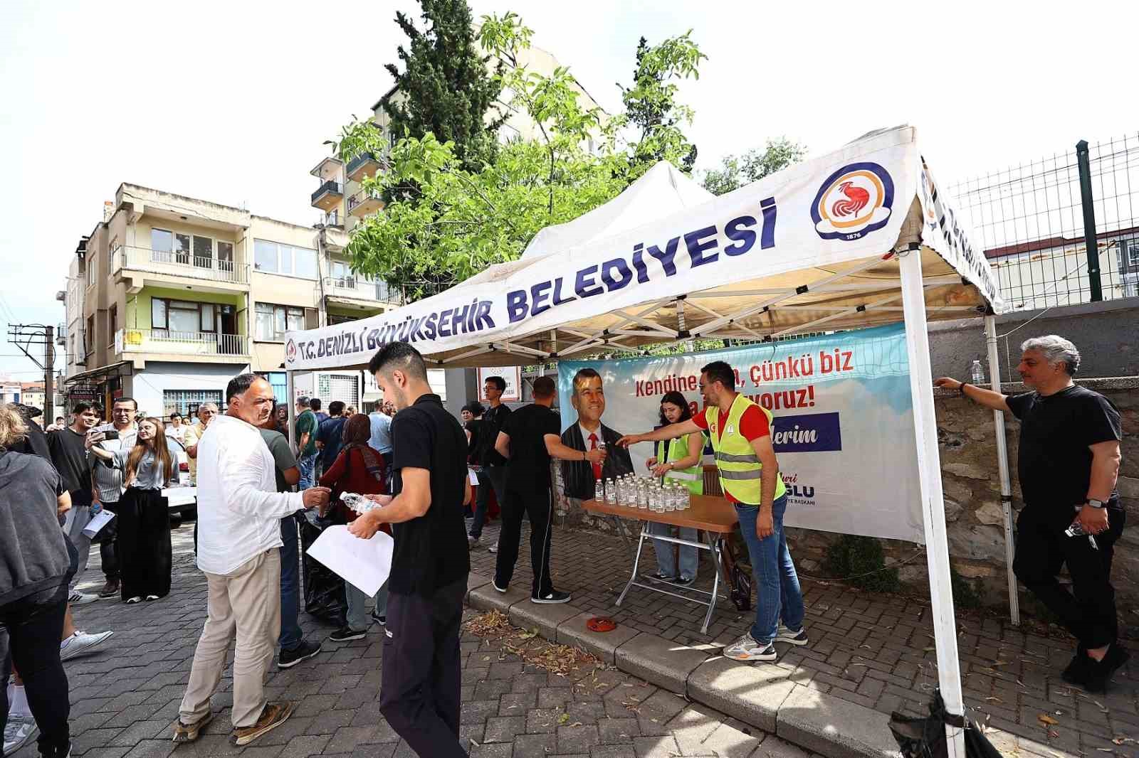 Denizli Büyükşehir sınavdaki gençleri de babaları da unutmadı