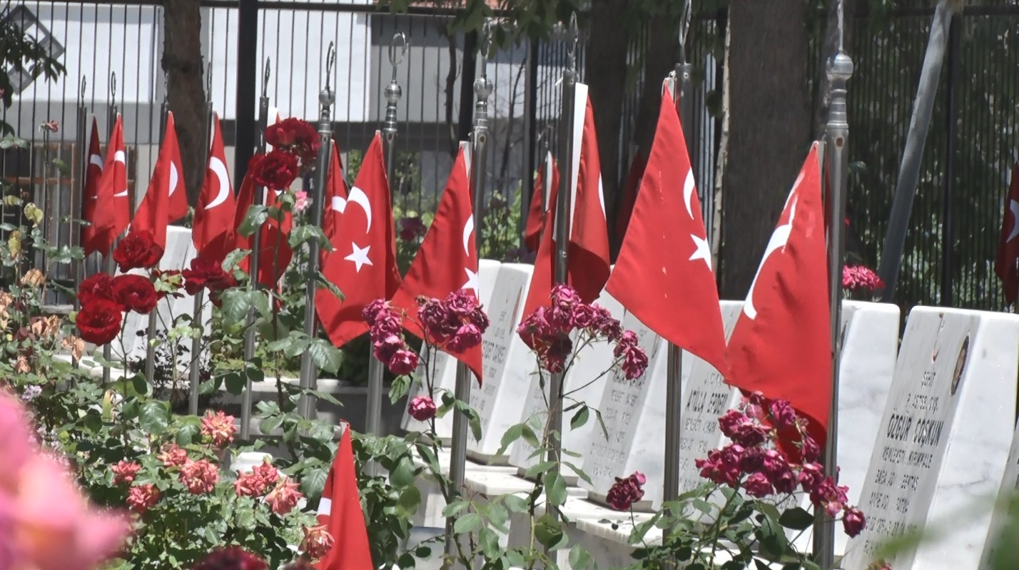 Şehit babalarının buruk Babalar Günü: "O bize gelemiyor, biz ona geldik"