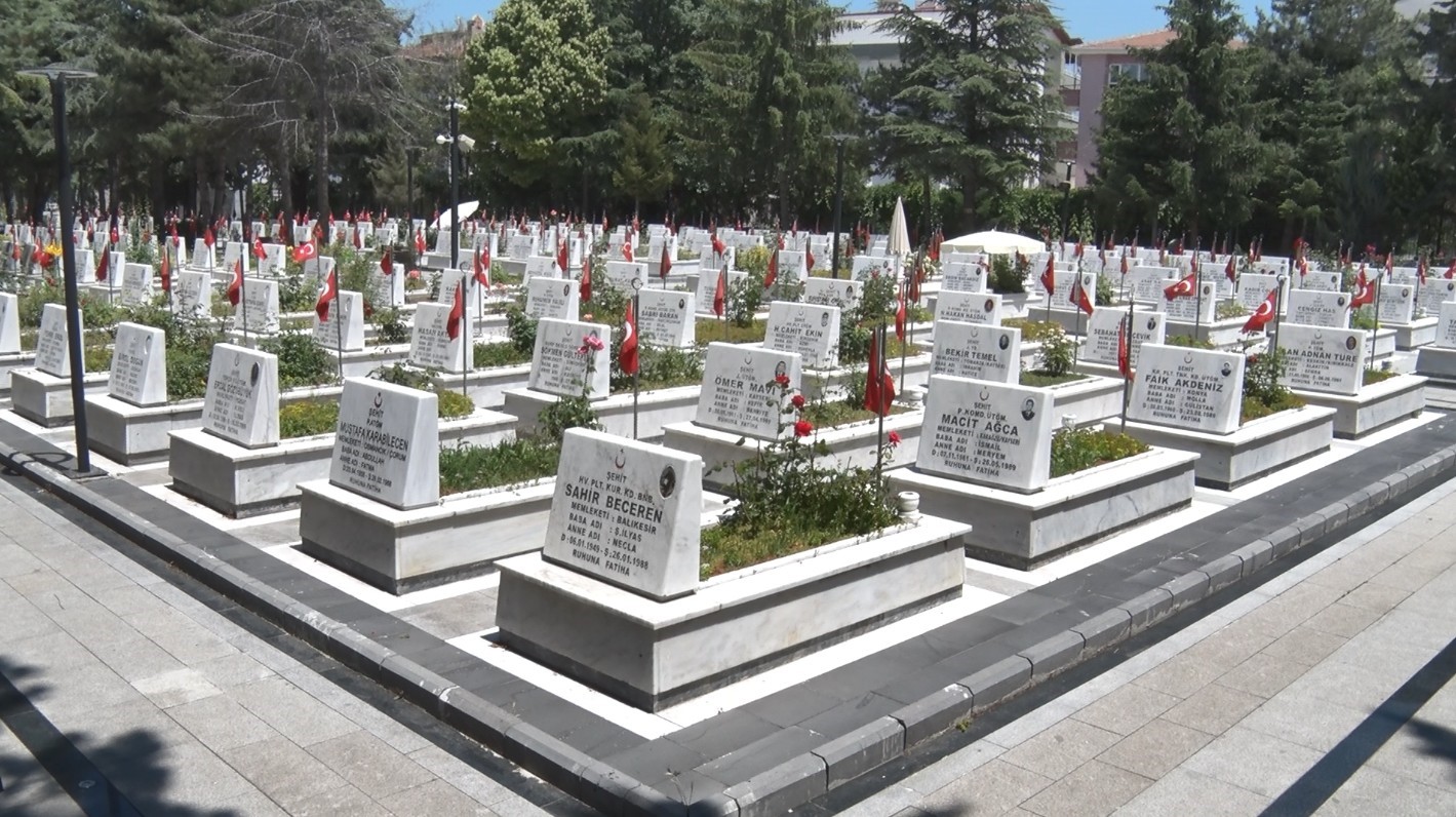 Şehit babalarının buruk Babalar Günü: "O bize gelemiyor, biz ona geldik"