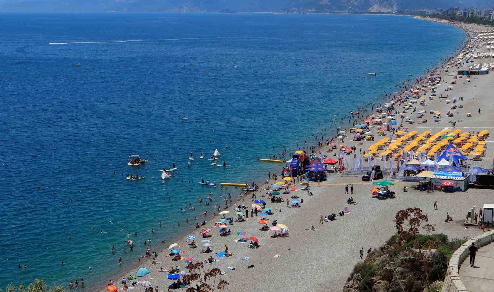 YKS stresini Konyaaltı sahilinde attılar