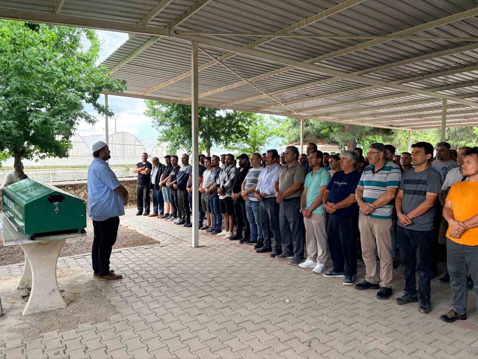 Kapı gıcırtısı kavgasında hayatını kaybeden baba toprağa verildi