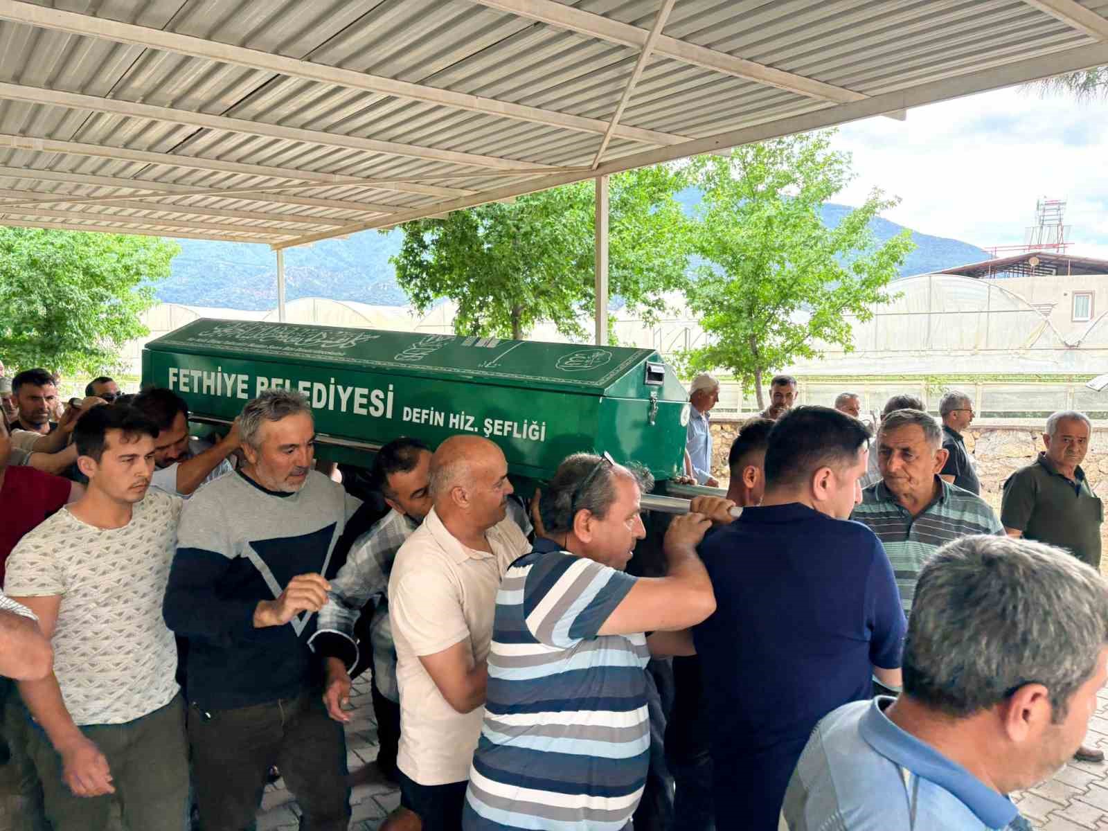 Kapı gıcırtısı kavgasında hayatını kaybeden baba toprağa verildi