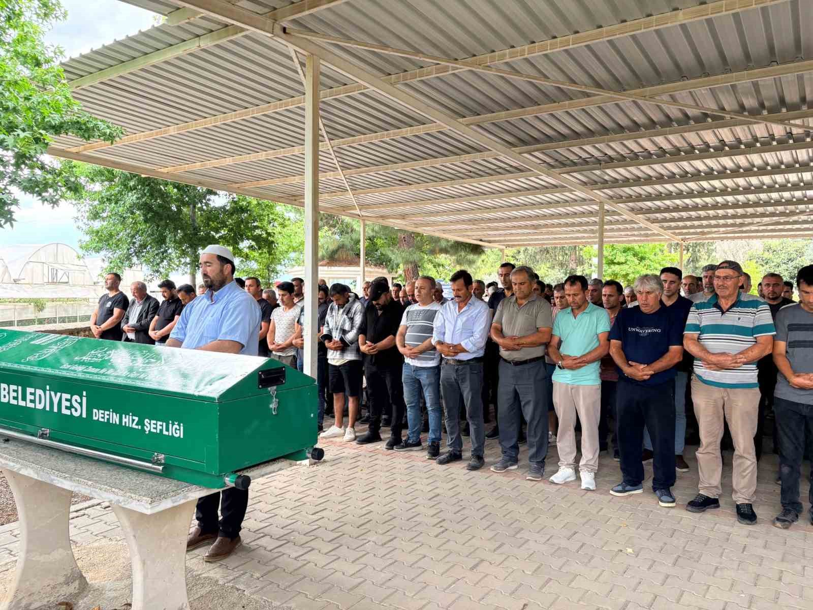 Kapı gıcırtısı kavgasında hayatını kaybeden baba toprağa verildi