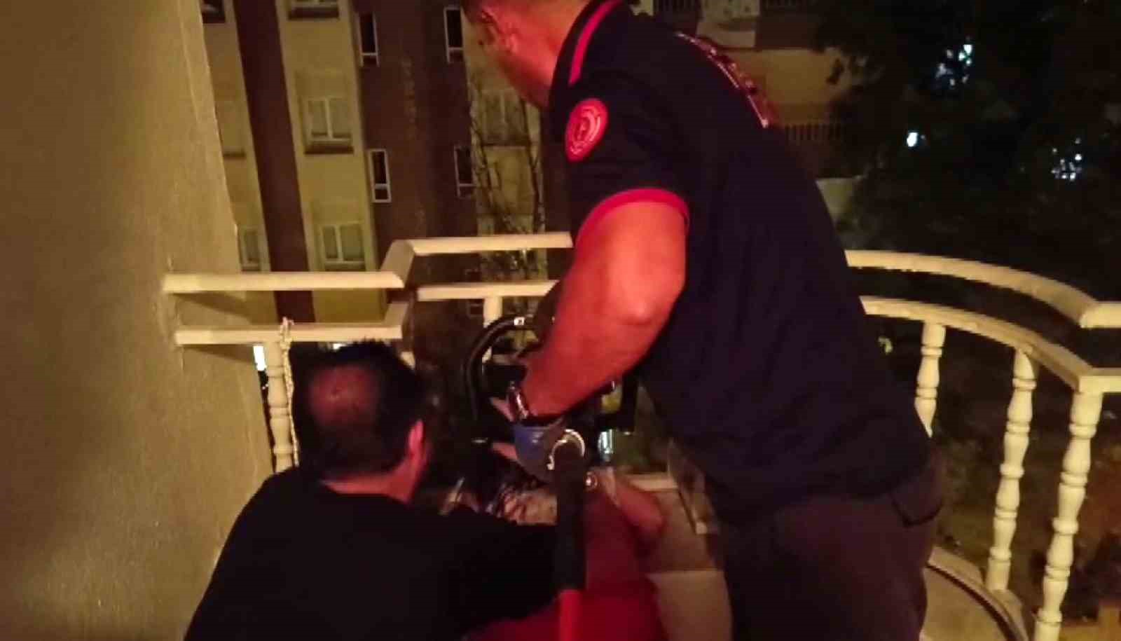 Batman’da balkon korkuluklarına kafası sıkışan küçük kızı itfaiye kurtardı