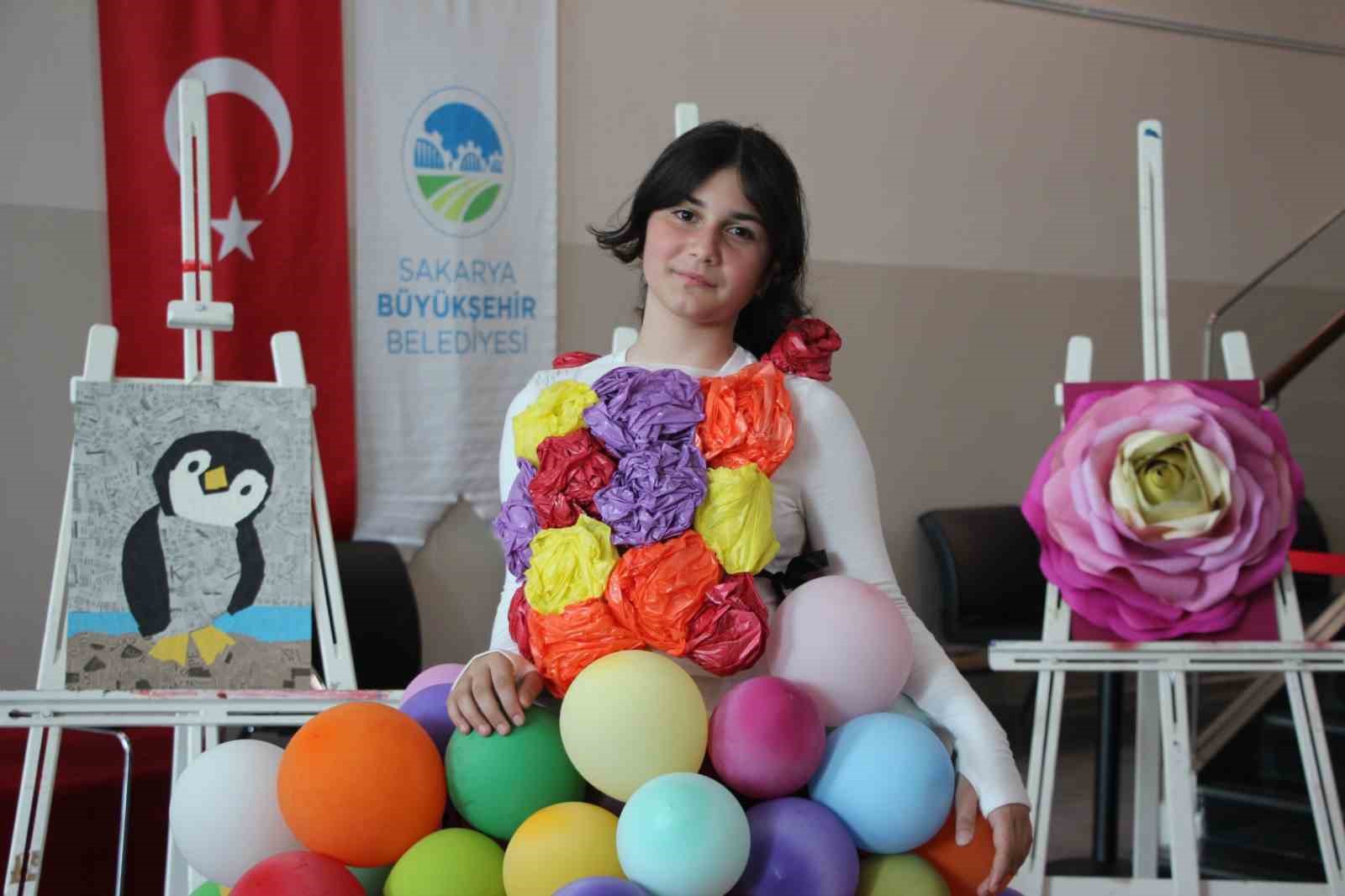 Minik öğrenciler, atıkları kıyafete ve sanat eserine dönüştürüp sergiledi