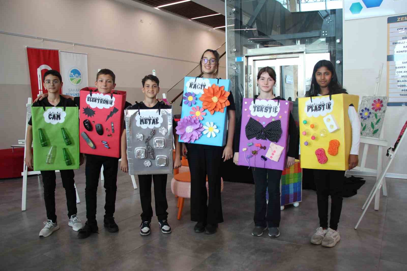 Minik öğrenciler, atıkları kıyafete ve sanat eserine dönüştürüp sergiledi