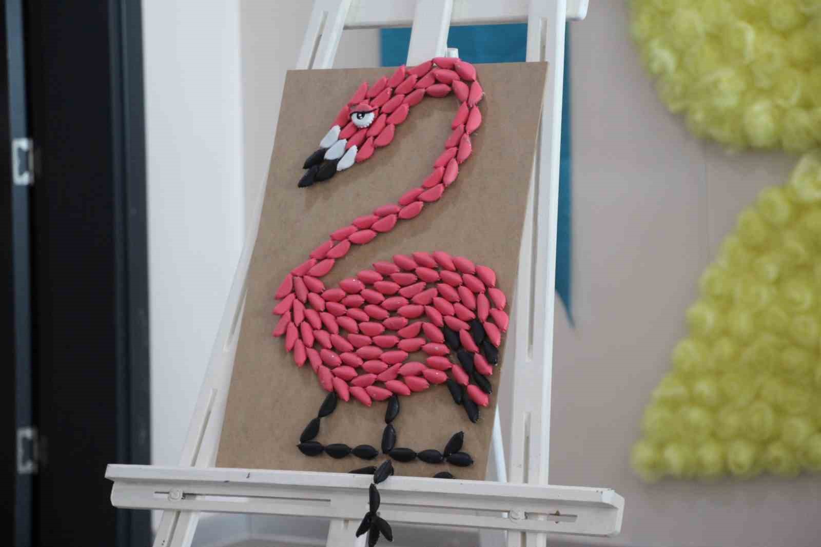 Minik öğrenciler, atıkları kıyafete ve sanat eserine dönüştürüp sergiledi