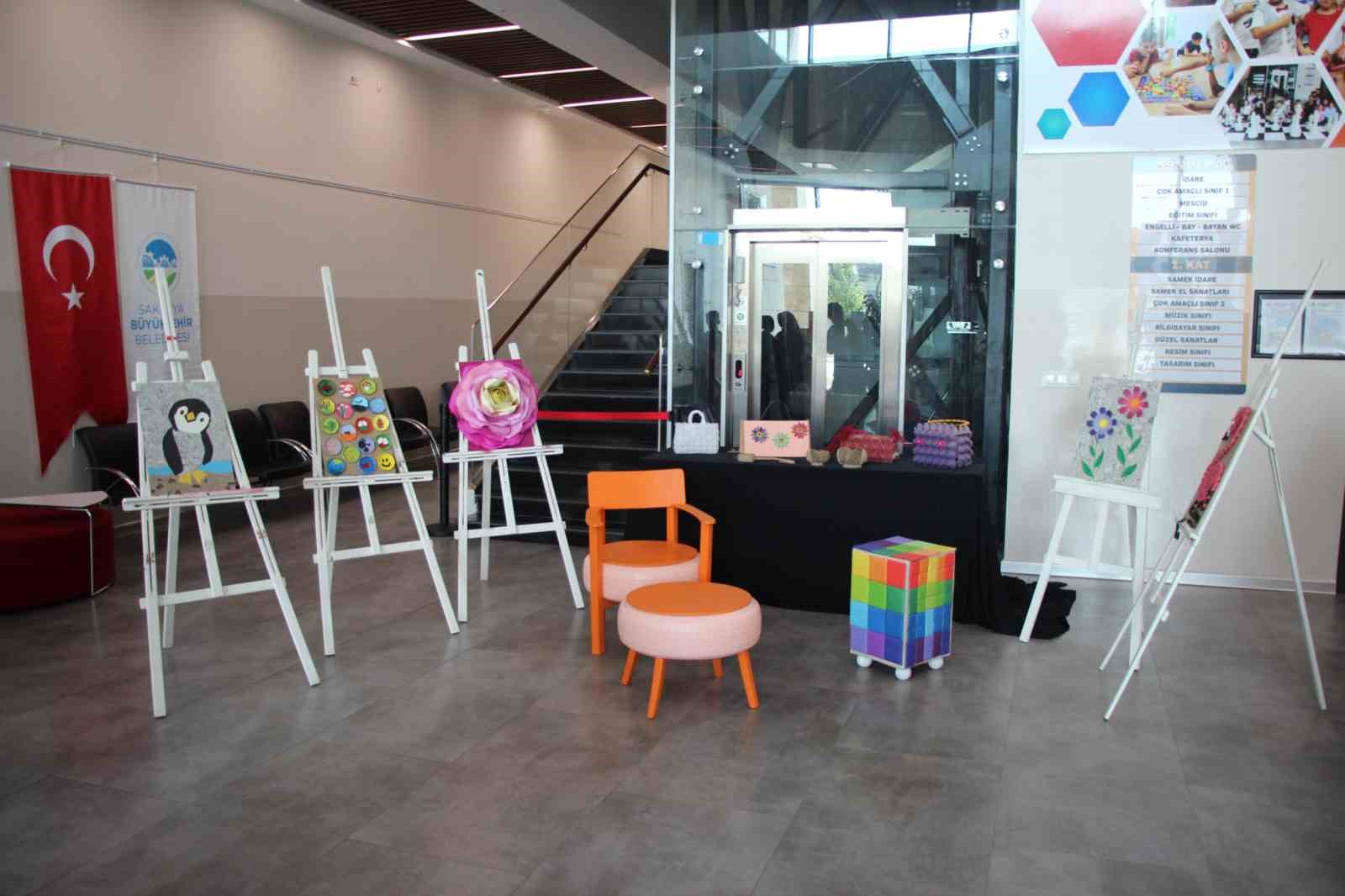 Minik öğrenciler, atıkları kıyafete ve sanat eserine dönüştürüp sergiledi