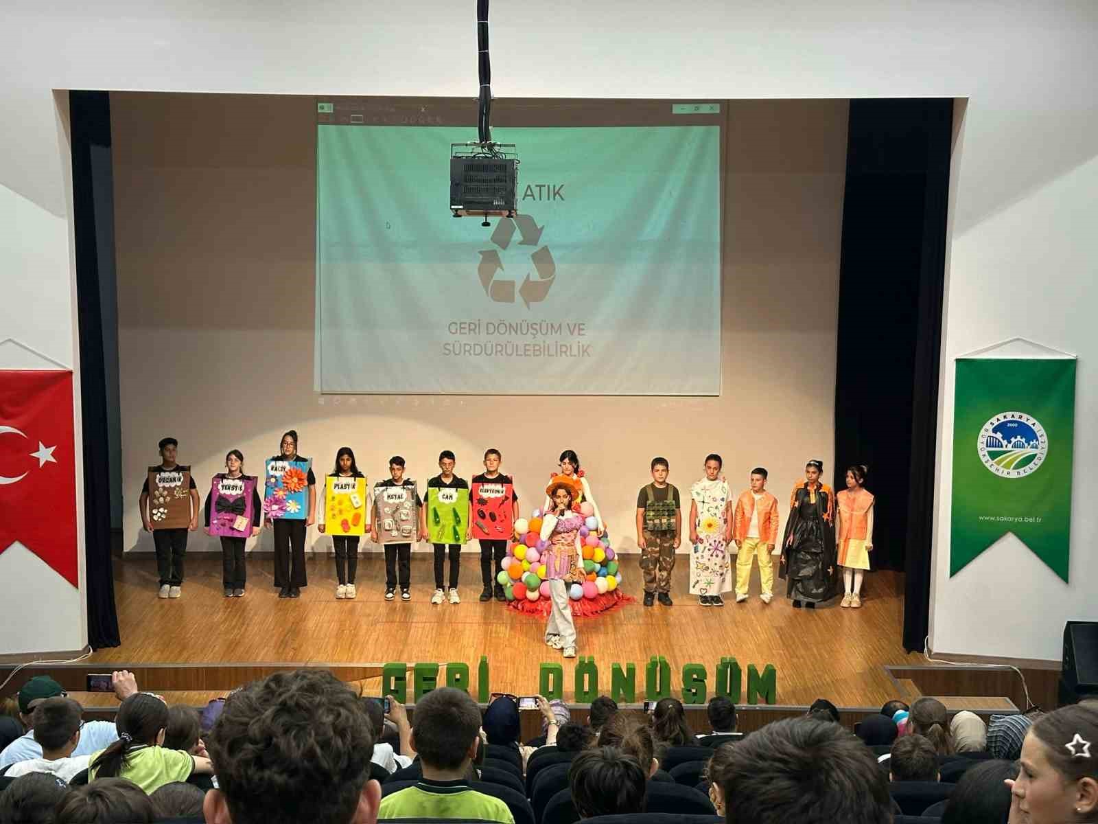 Minik öğrenciler, atıkları kıyafete ve sanat eserine dönüştürüp sergiledi