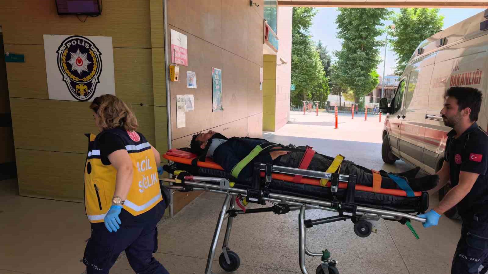 Kamyonet ile motosiklet böyle çarpıştı: 1 ağır yaralı