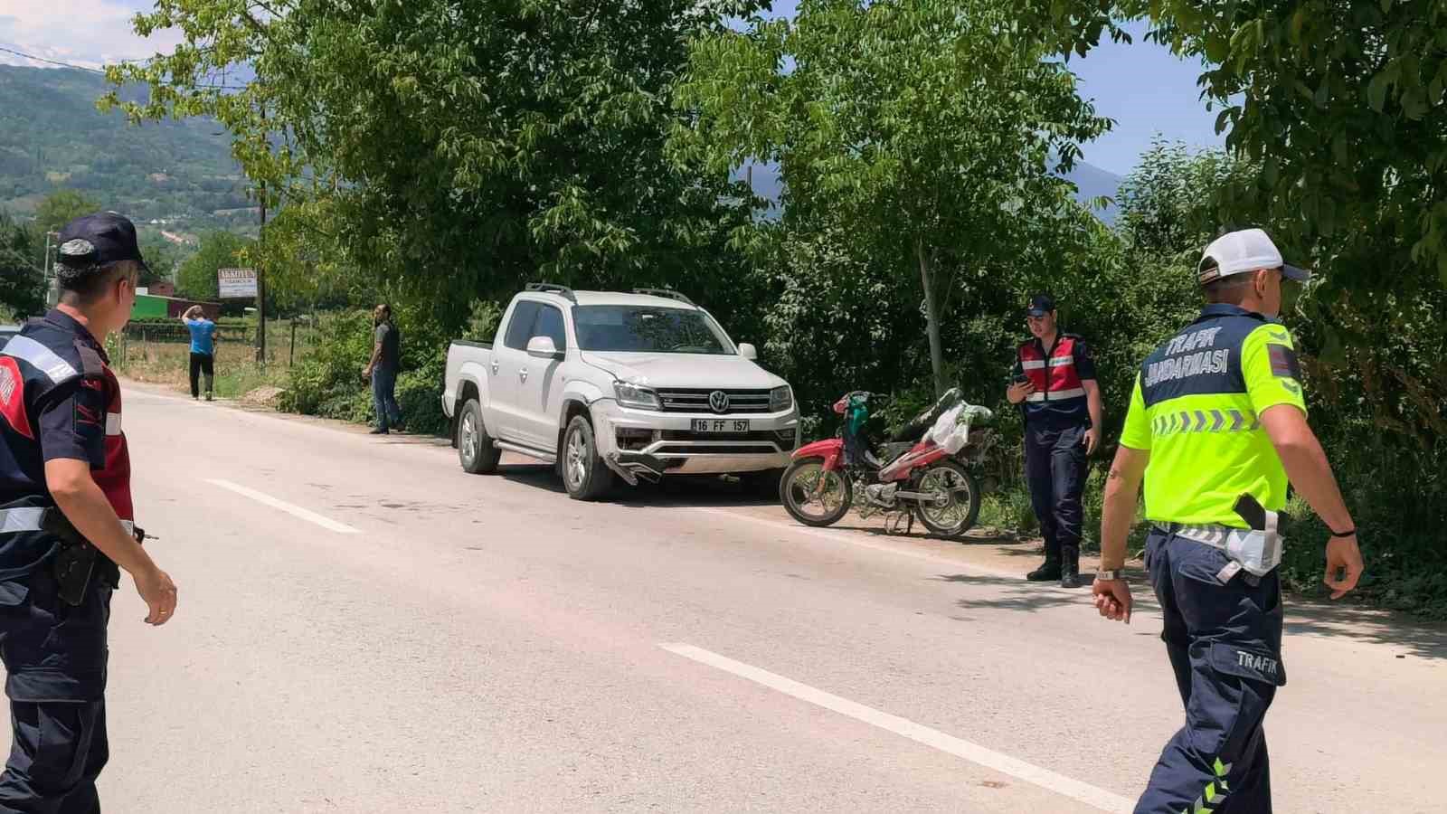 Kamyonet ile motosiklet böyle çarpıştı: 1 ağır yaralı
