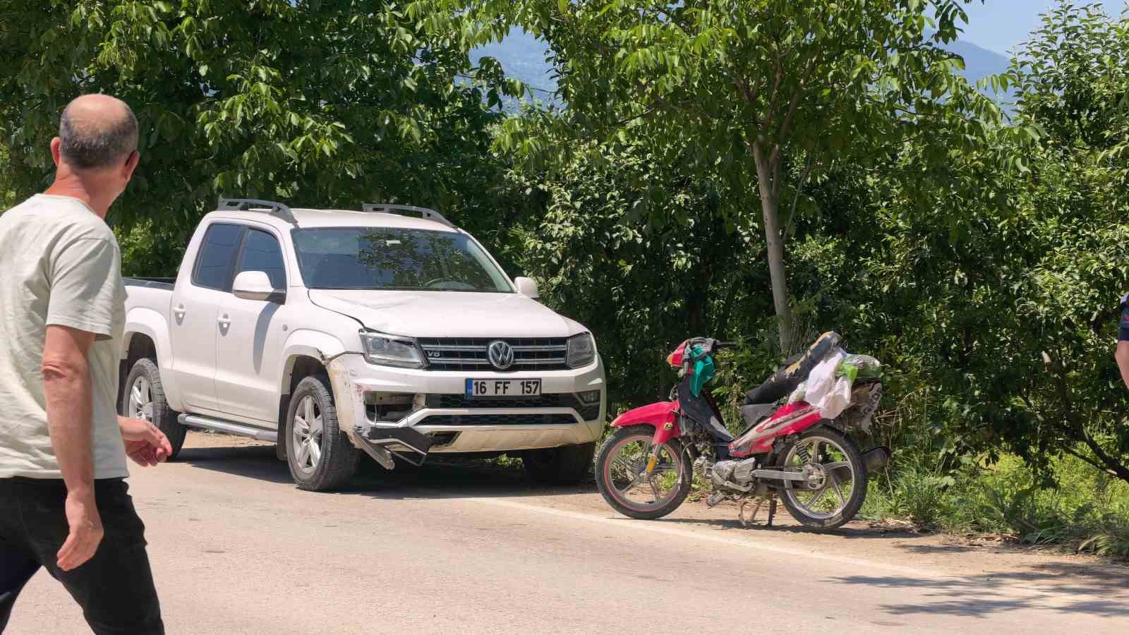 Kamyonet ile motosiklet böyle çarpıştı: 1 ağır yaralı