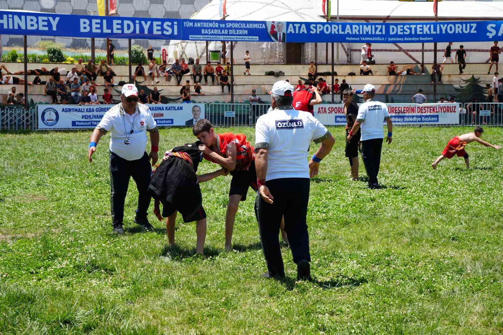 Aşırtmalı Aba Güreşi Türkiye Şampiyonası Şahinbey er meydanında başladı