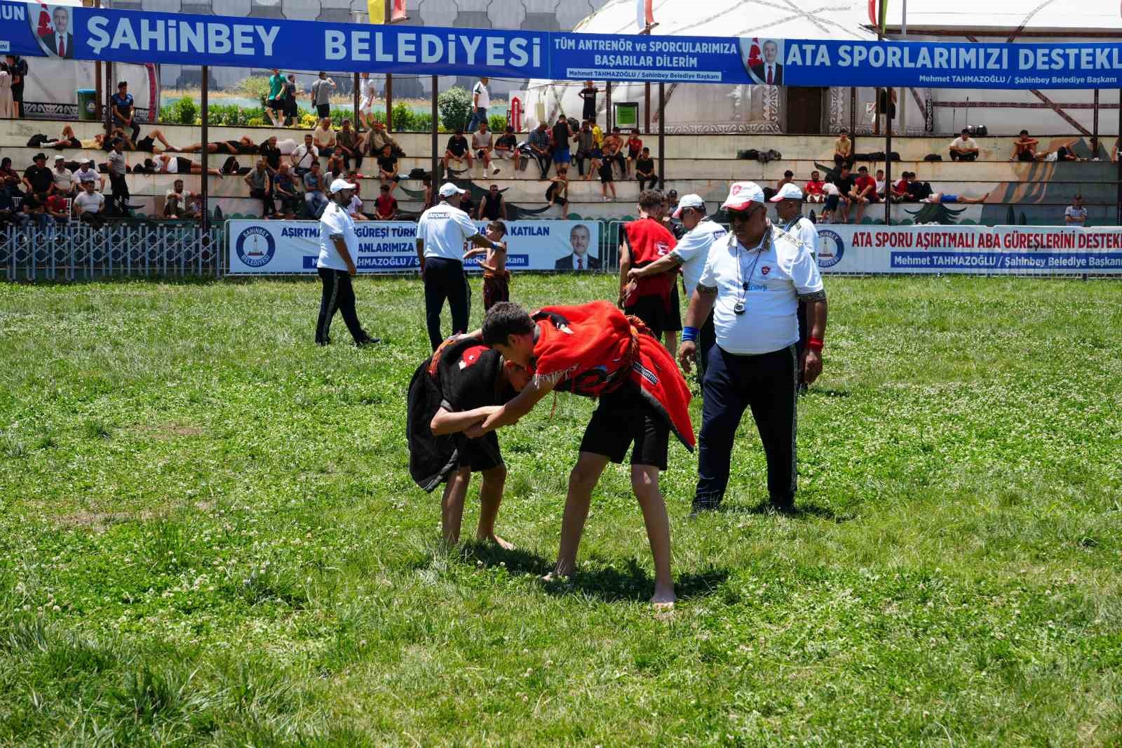 Aşırtmalı Aba Güreşi Türkiye Şampiyonası Şahinbey er meydanında başladı