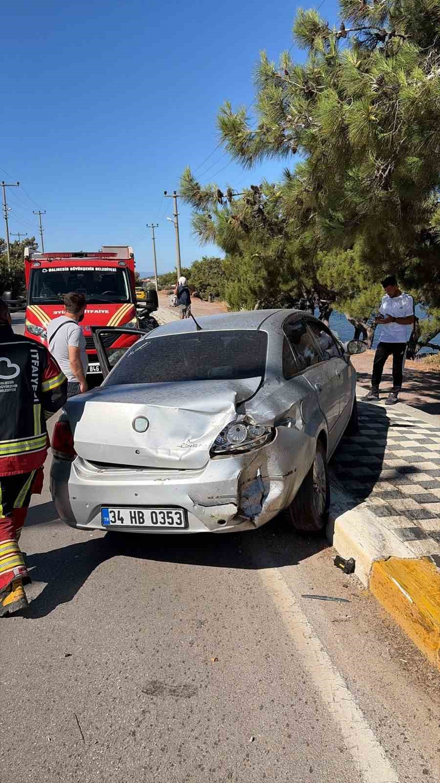 Ayvalık’ta trafik kazası: Araçta sıkışan sürücü kurtarıldı