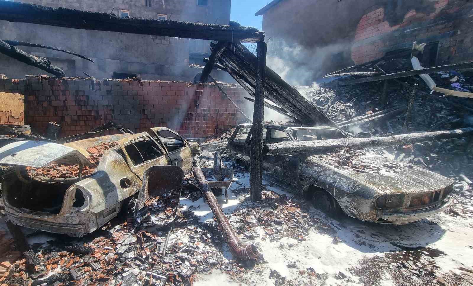 Kütahya’da korkutan yangın: 3 ev hasar gördü, 2 araç küle döndü