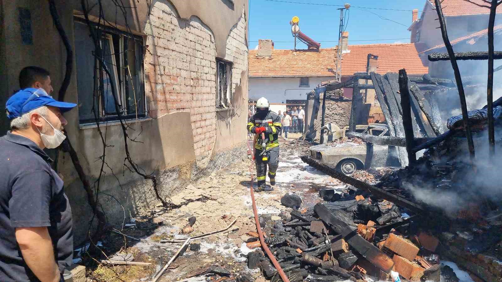 Kütahya’da korkutan yangın: 3 ev hasar gördü, 2 araç küle döndü