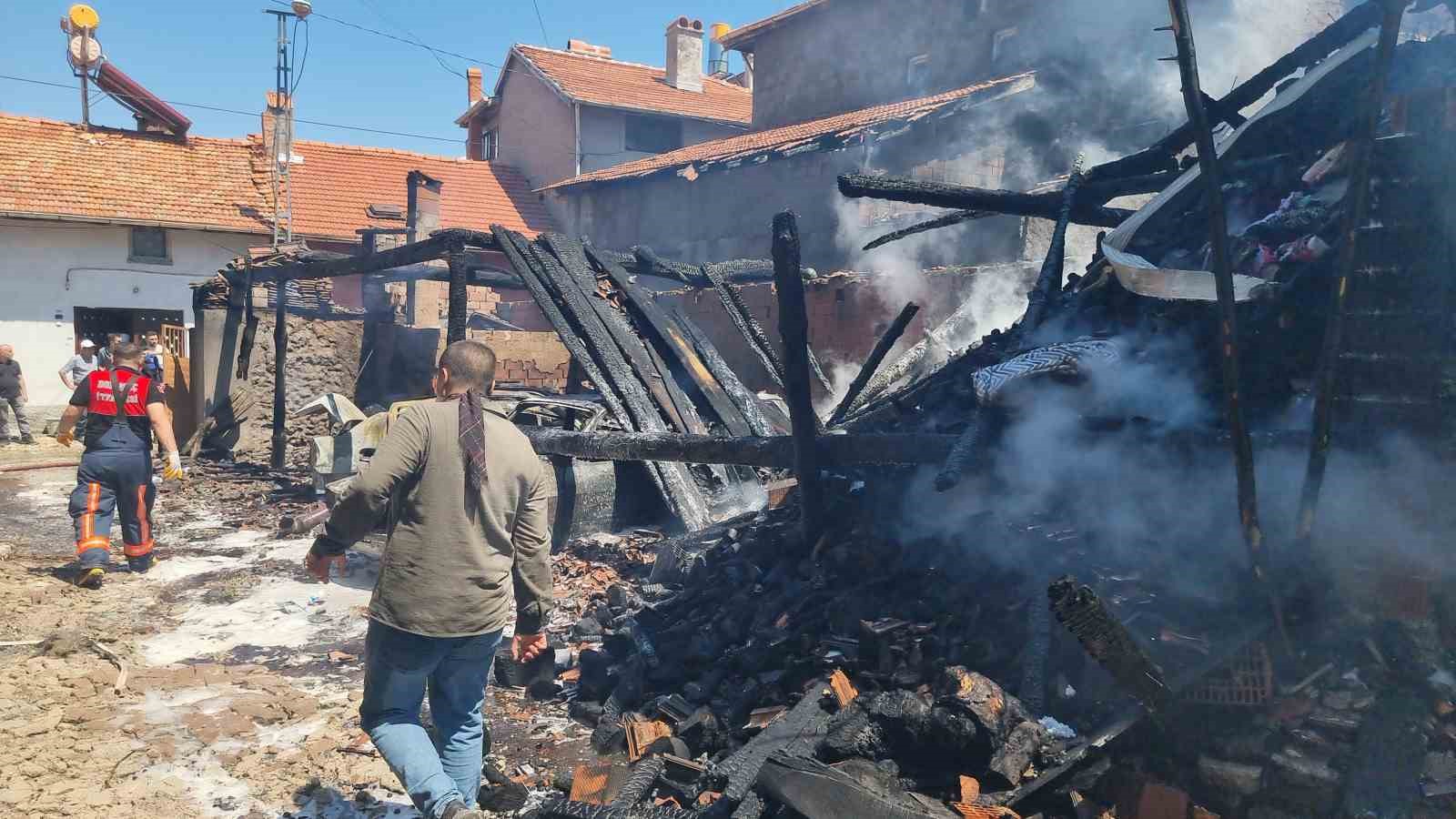 Kütahya’da korkutan yangın: 3 ev hasar gördü, 2 araç küle döndü