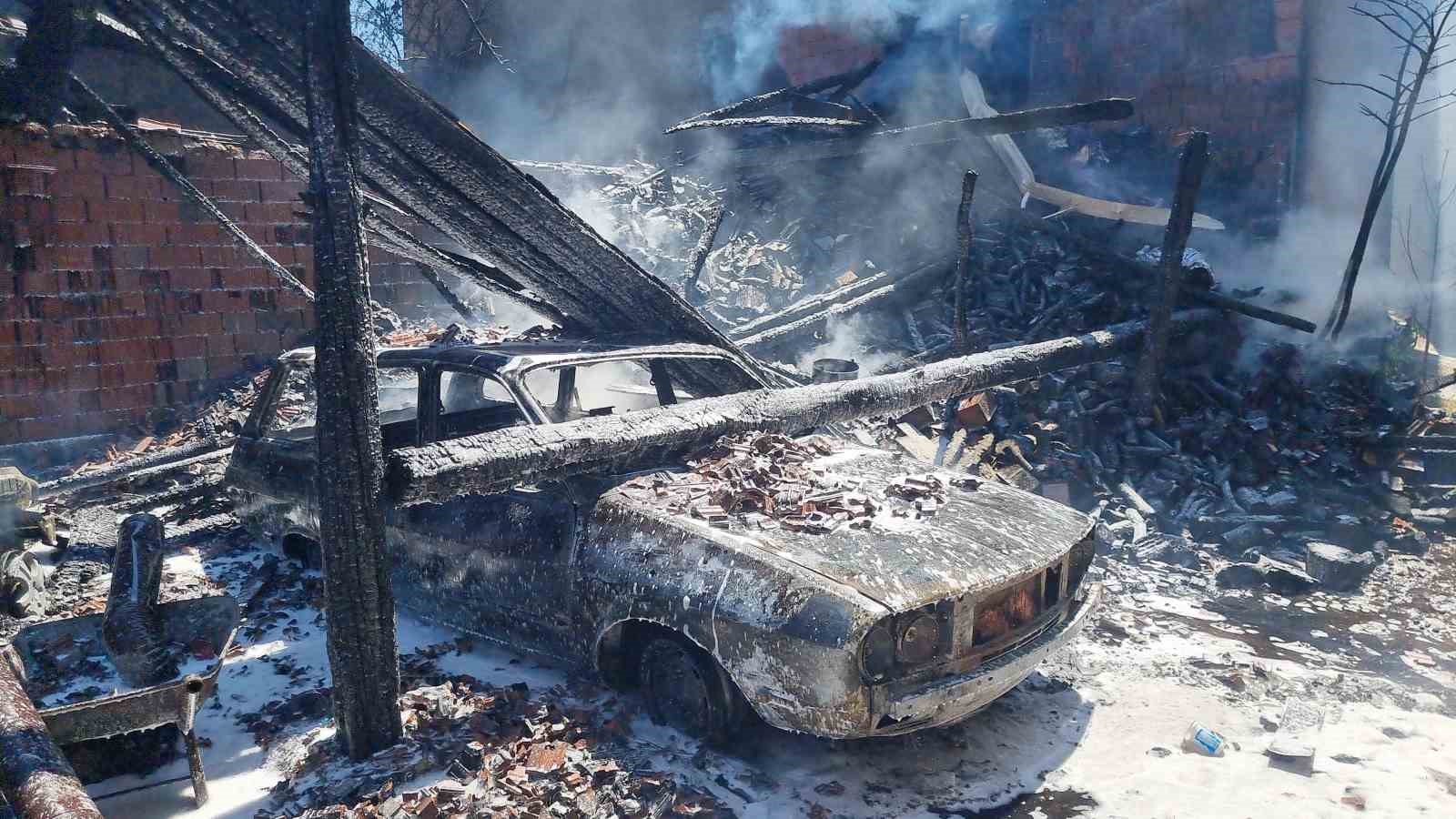 Kütahya’da korkutan yangın: 3 ev hasar gördü, 2 araç küle döndü