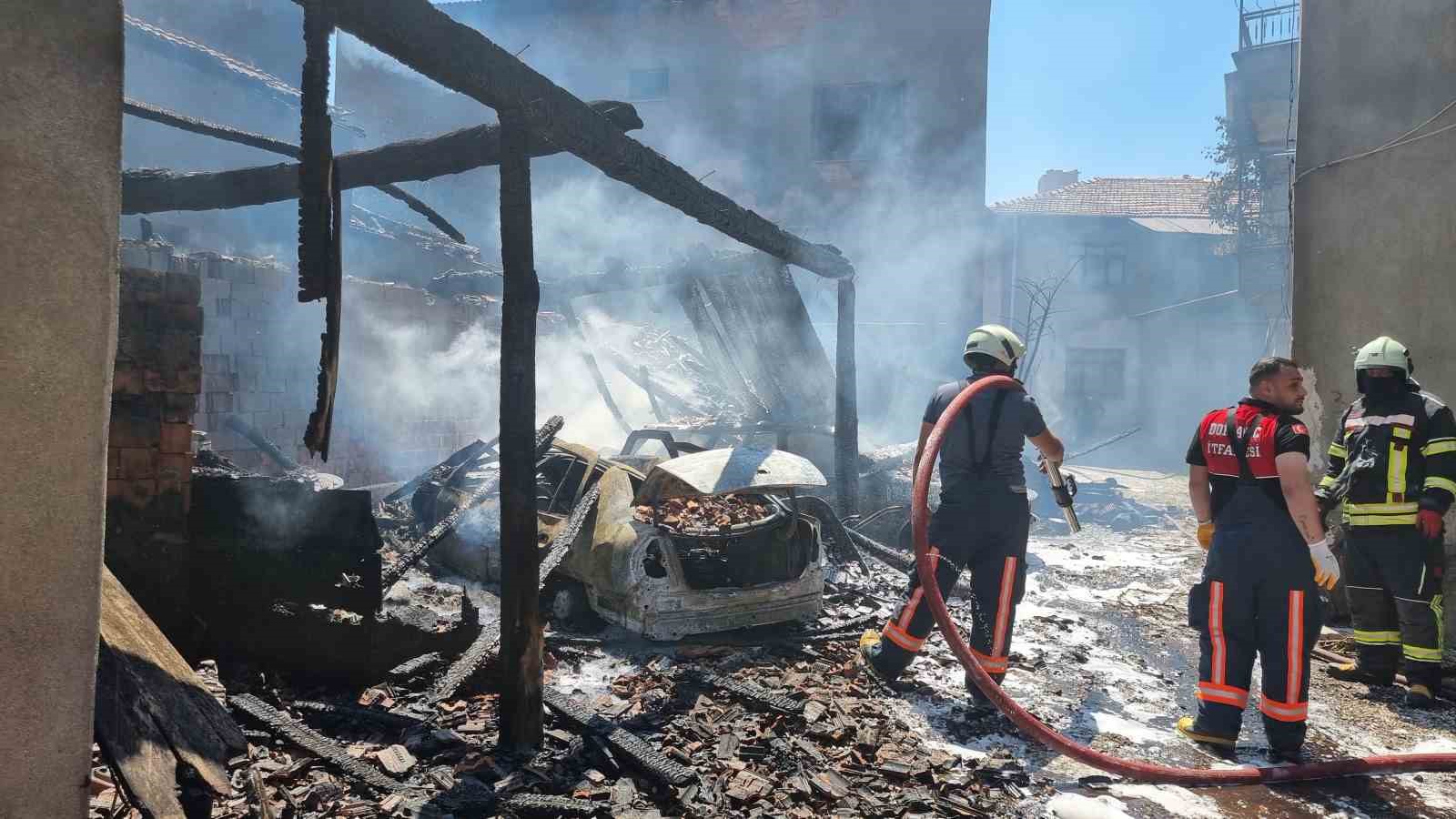 Kütahya’da korkutan yangın: 3 ev hasar gördü, 2 araç küle döndü