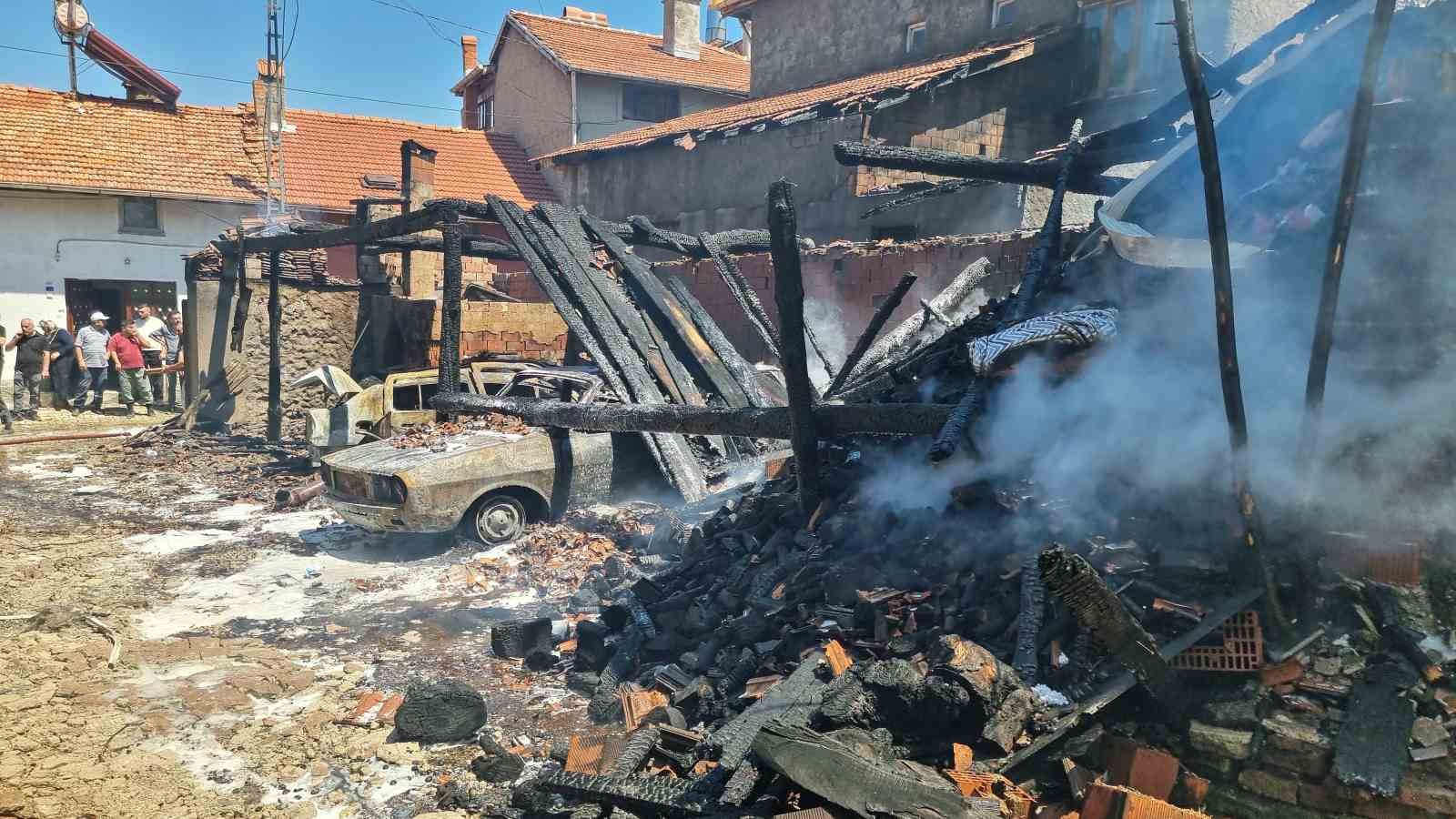 Kütahya’da korkutan yangın: 3 ev hasar gördü, 2 araç küle döndü
