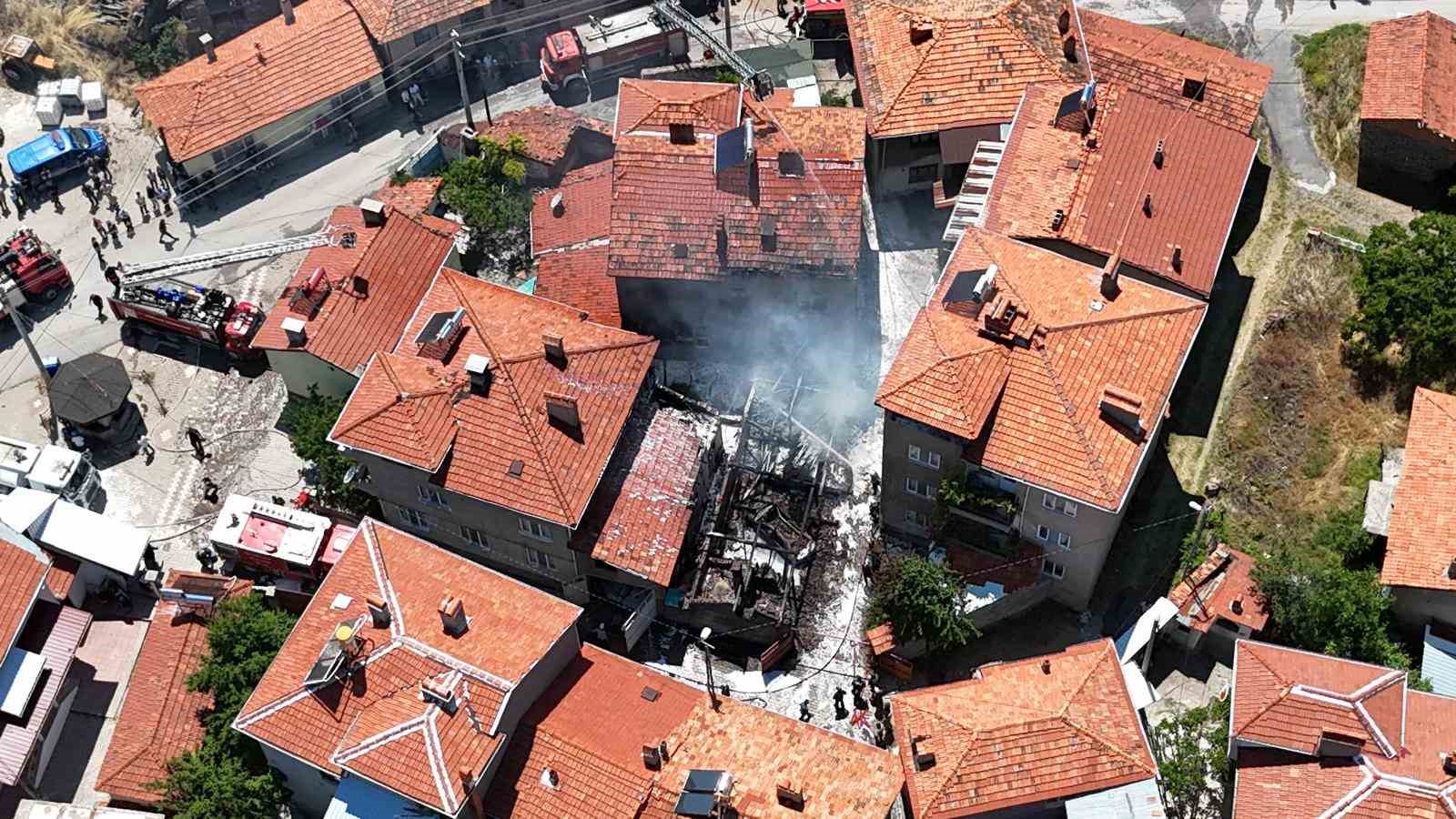 Kütahya’da korkutan yangın: 3 ev hasar gördü, 2 araç küle döndü