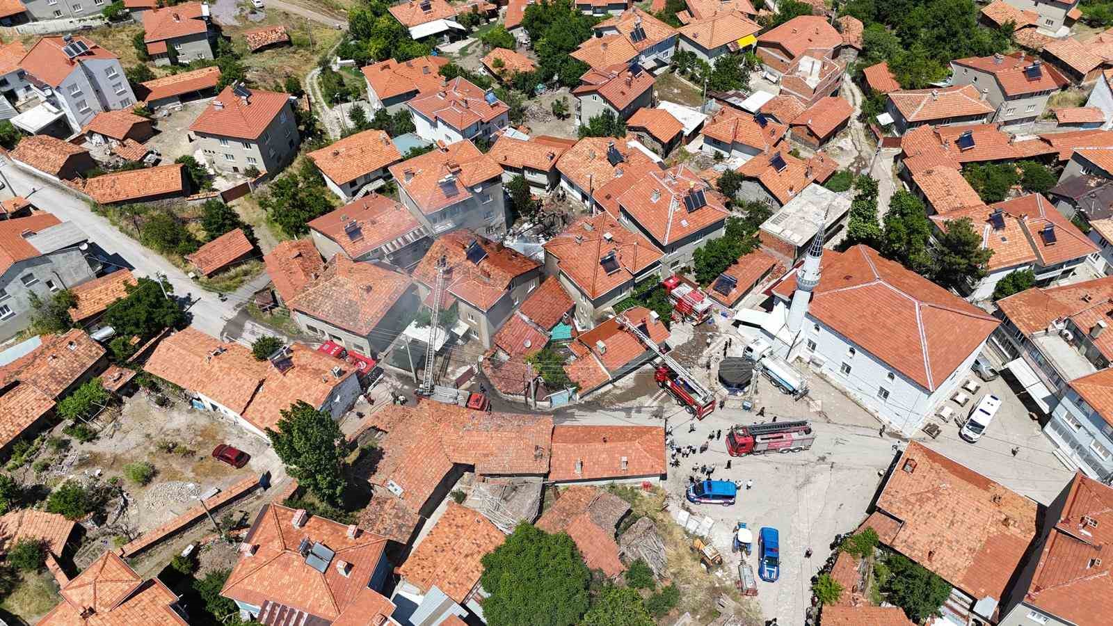Kütahya’da korkutan yangın: 3 ev hasar gördü, 2 araç küle döndü