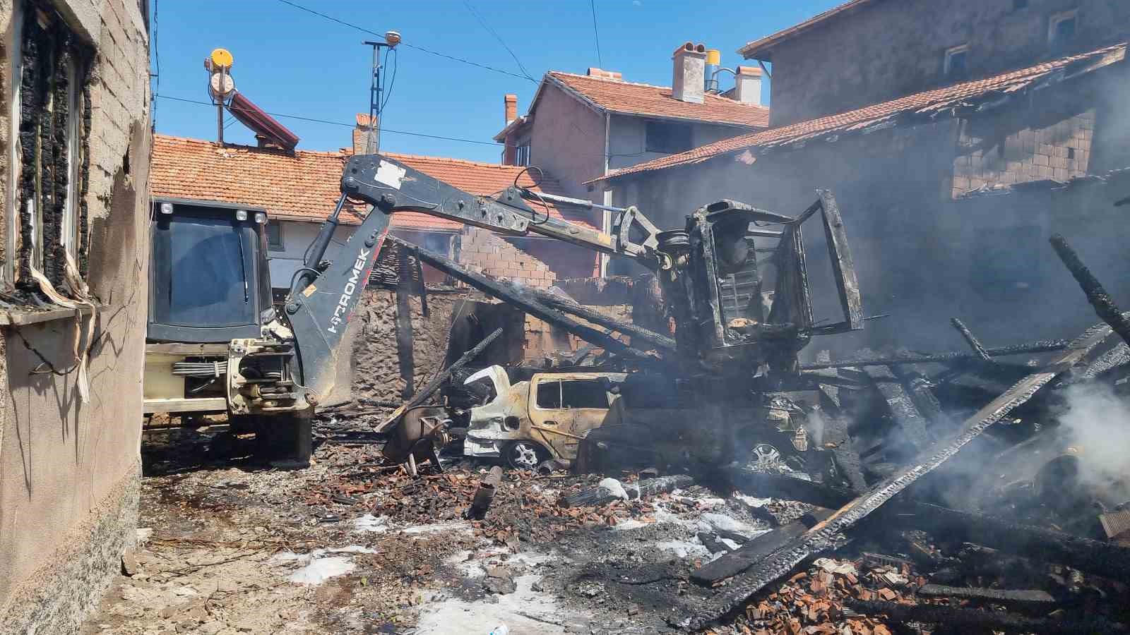 Kütahya’da korkutan yangın: 3 ev hasar gördü, 2 araç küle döndü