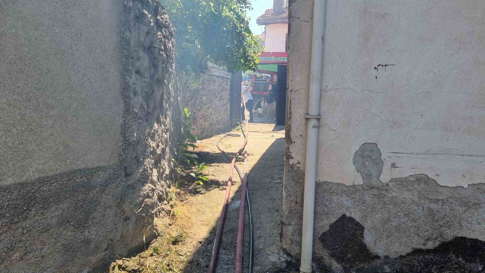 Kütahya’da korkutan yangın: 3 ev hasar gördü, 2 araç küle döndü