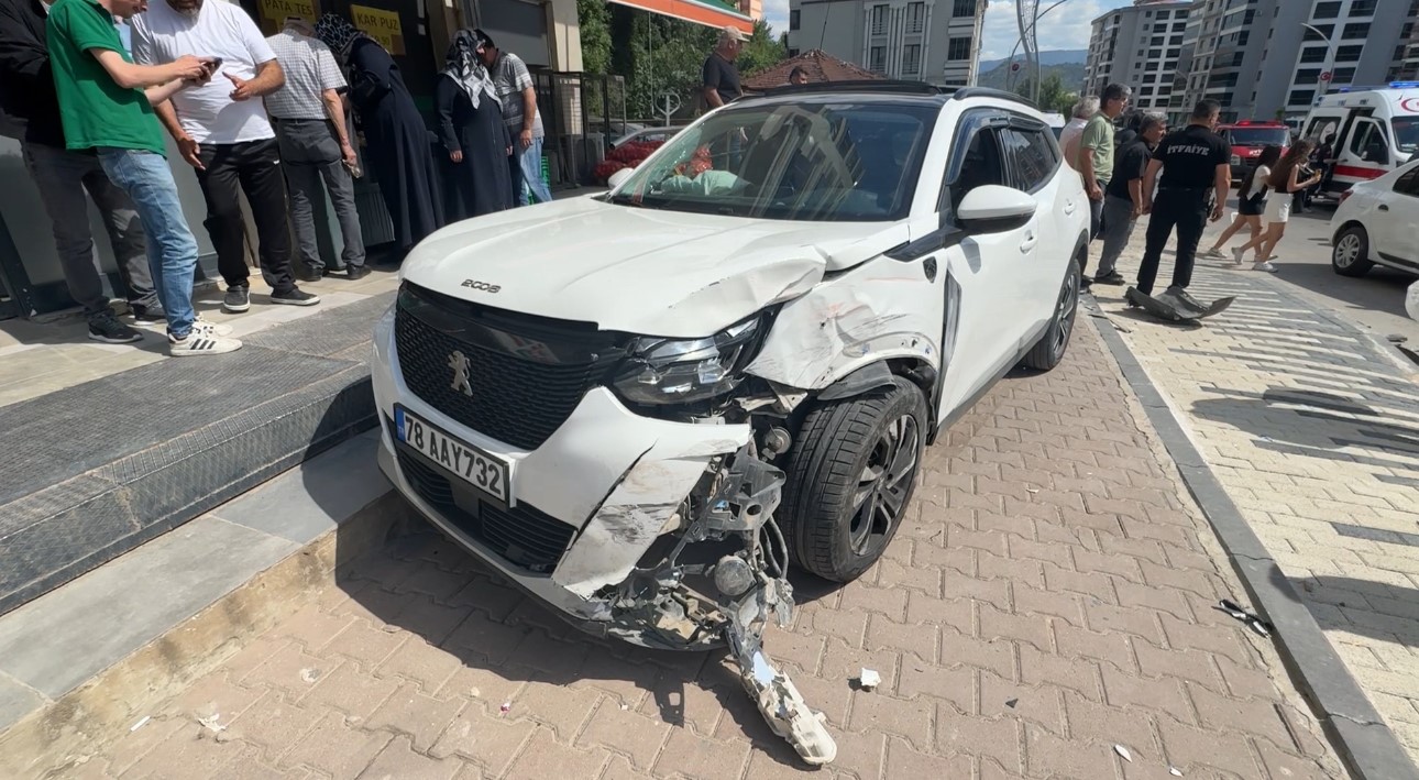 Ehliyetsiz sürücünün karıştığı kazada anne ile kızı yaralandı