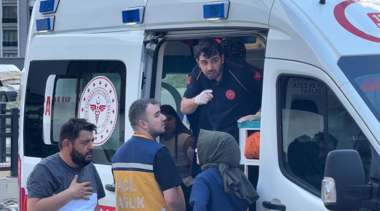Ehliyetsiz sürücünün karıştığı kazada anne ile kızı yaralandı
