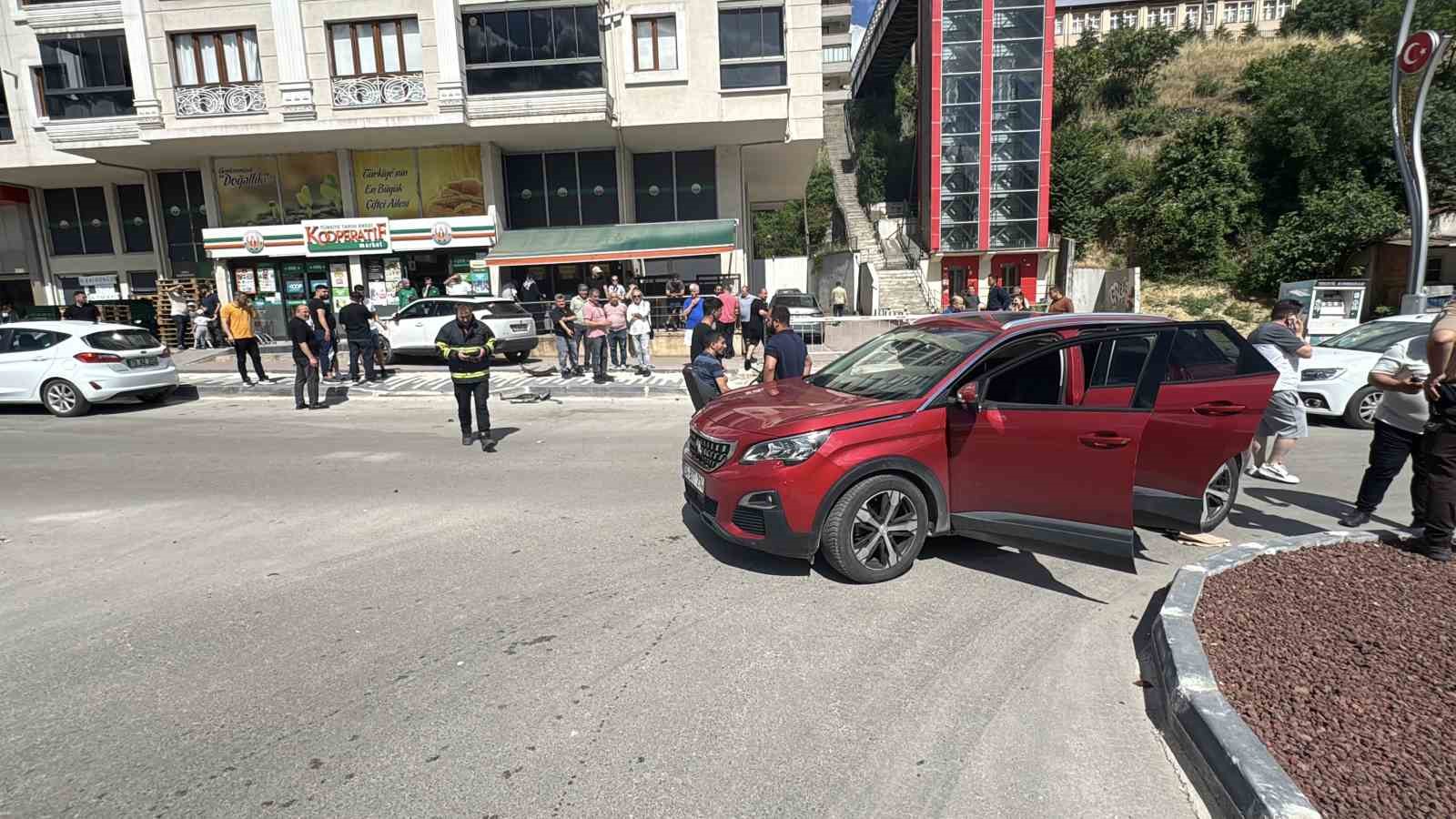 Ehliyetsiz sürücünün karıştığı kazada anne ile kızı yaralandı