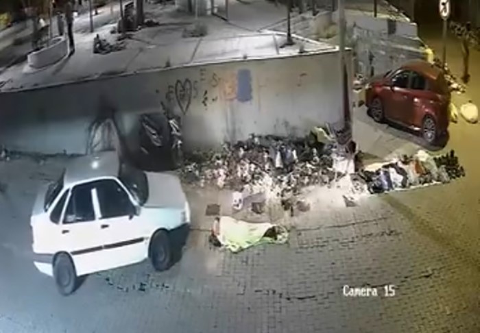 Kaldırımda uyuyanı fark etmedi, üzerinden otomobille geçti: O anlar kamerada
