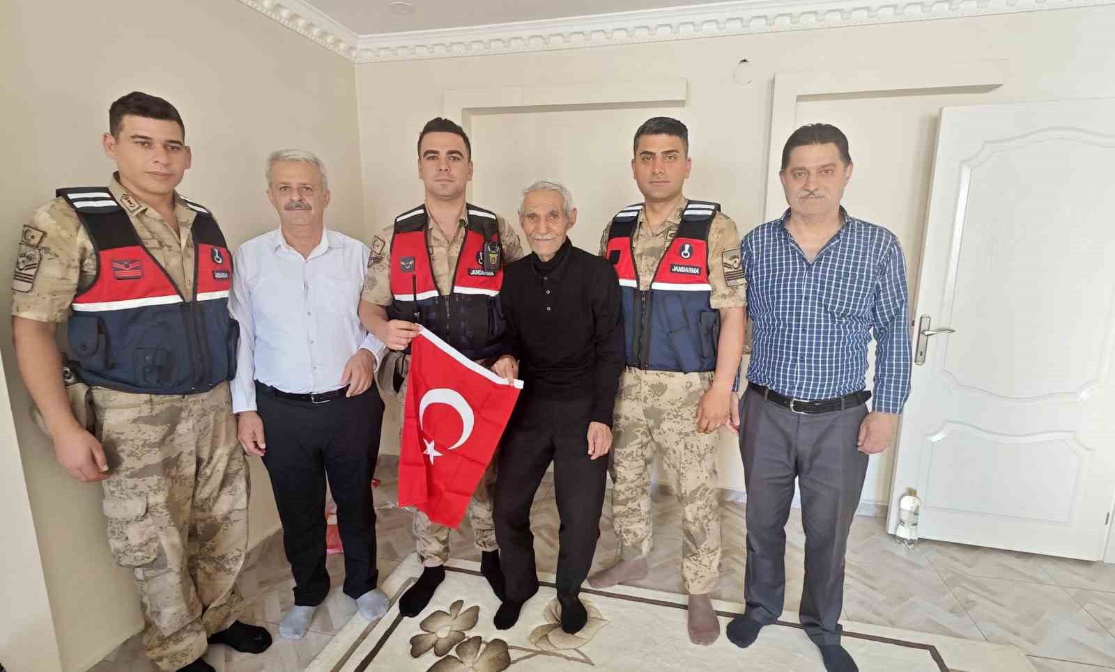 Sason’da şehit babalarına Babalar Günü ziyareti