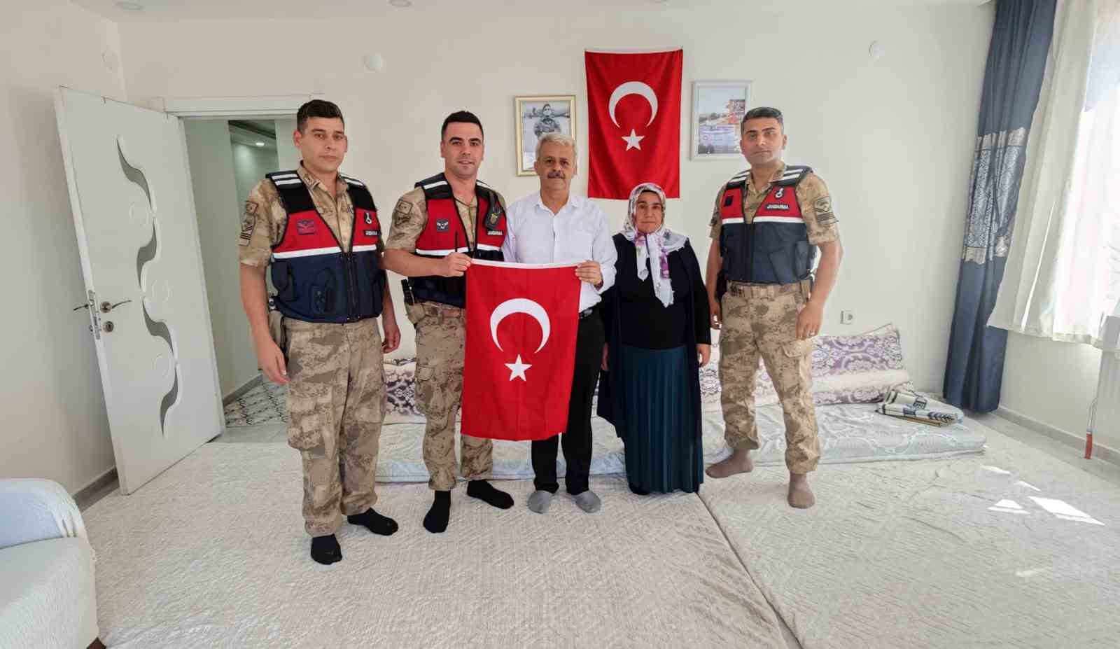 Sason’da şehit babalarına Babalar Günü ziyareti