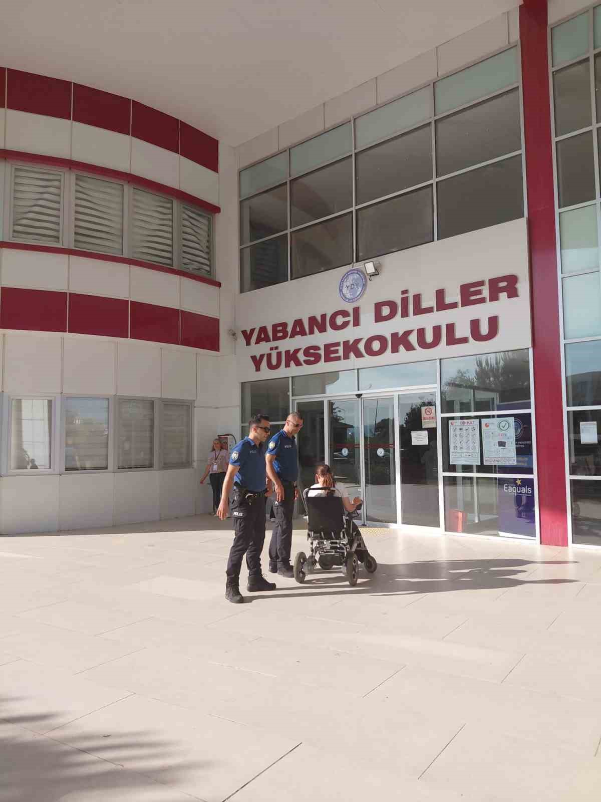 Aydın polisinden YKS’ye giren engelli öğrenciye anlamlı destek