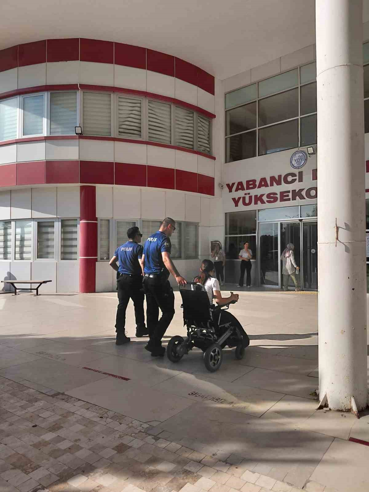 Aydın polisinden YKS’ye giren engelli öğrenciye anlamlı destek