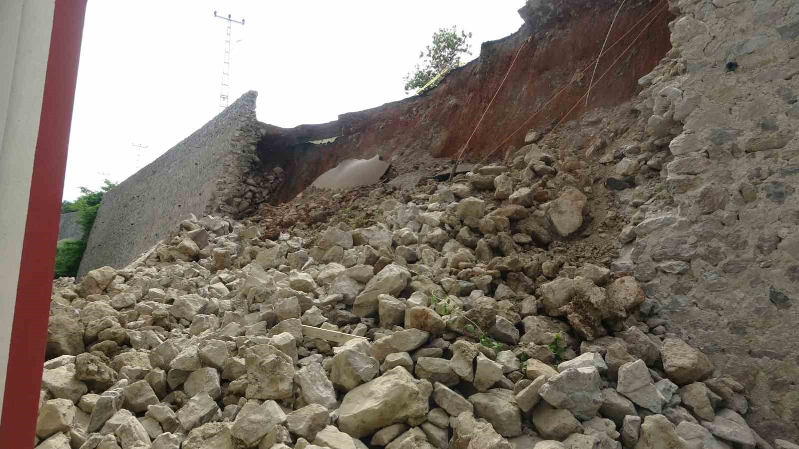 Çöken duvarın altında kalıyordu, 10 saniyeyle hayata tutundu