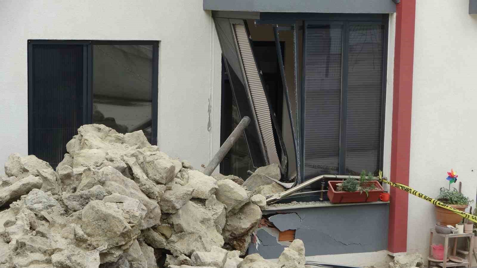 Çöken duvarın altında kalıyordu, 10 saniyeyle hayata tutundu