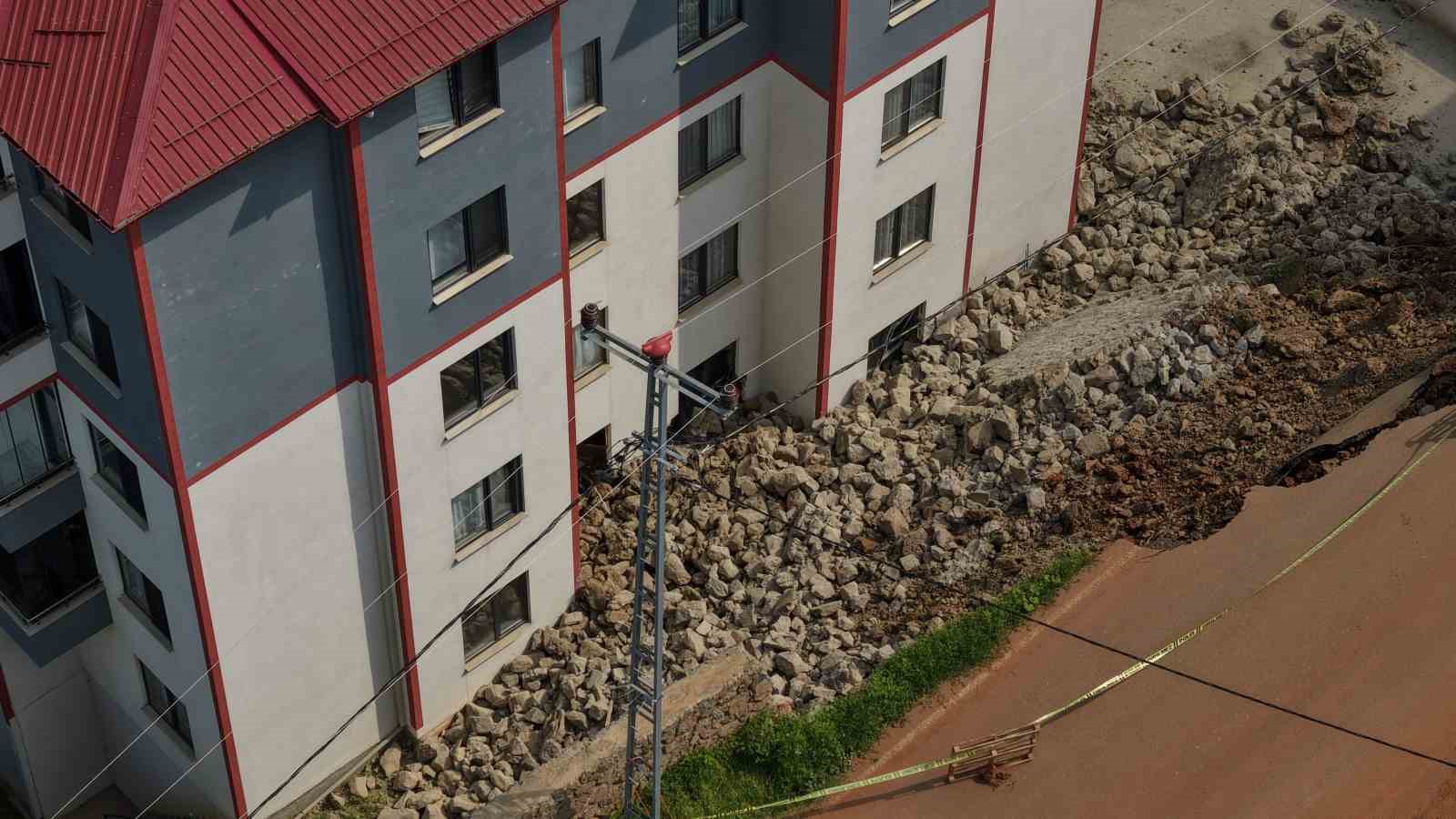Çöken duvarın altında kalıyordu, 10 saniyeyle hayata tutundu