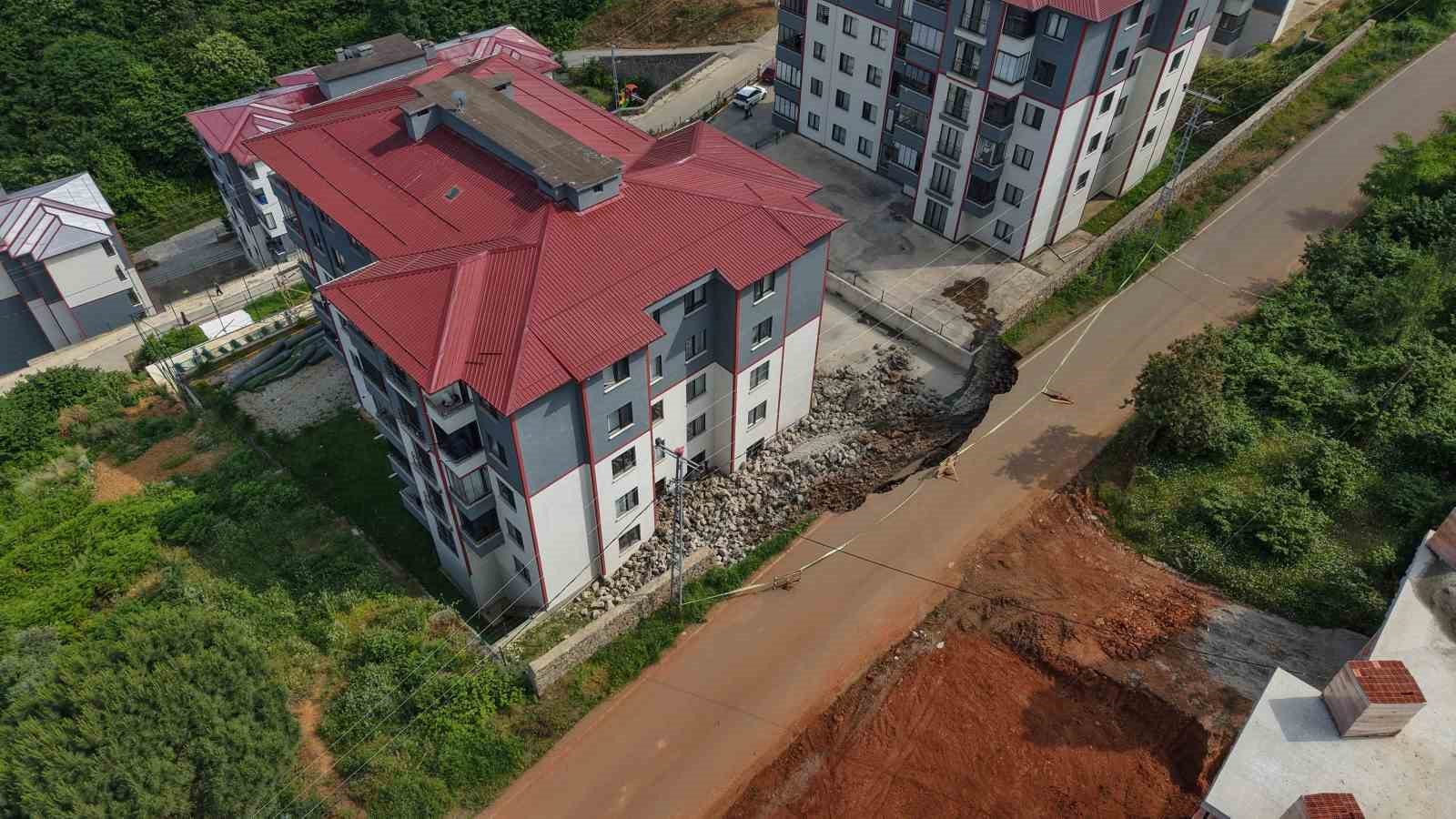 Çöken duvarın altında kalıyordu, 10 saniyeyle hayata tutundu