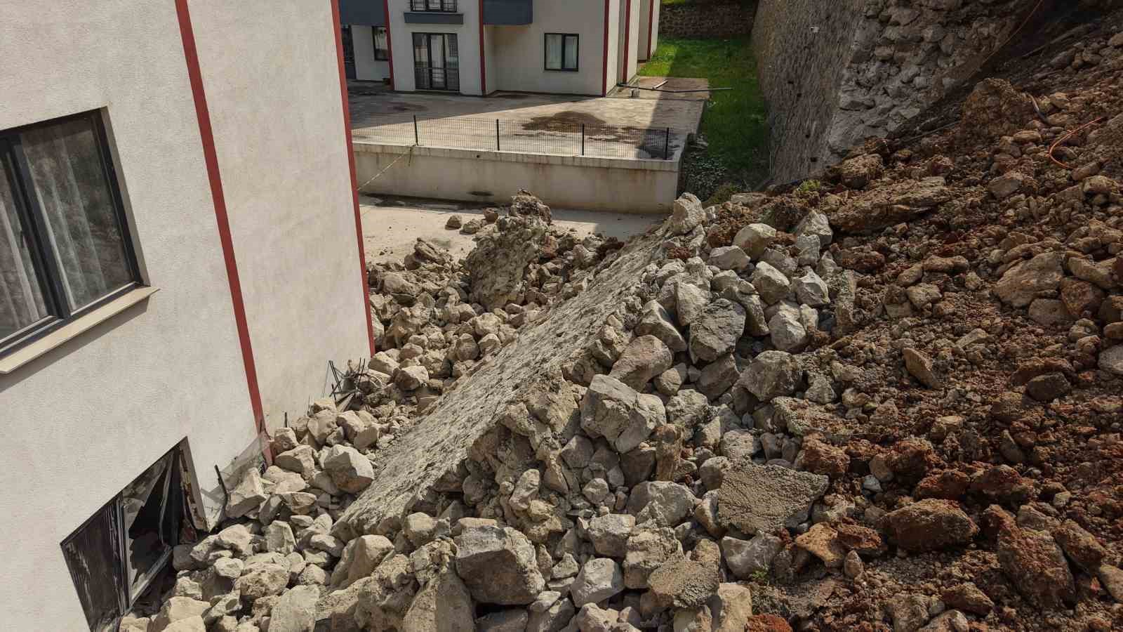 Çöken duvarın altında kalıyordu, 10 saniyeyle hayata tutundu