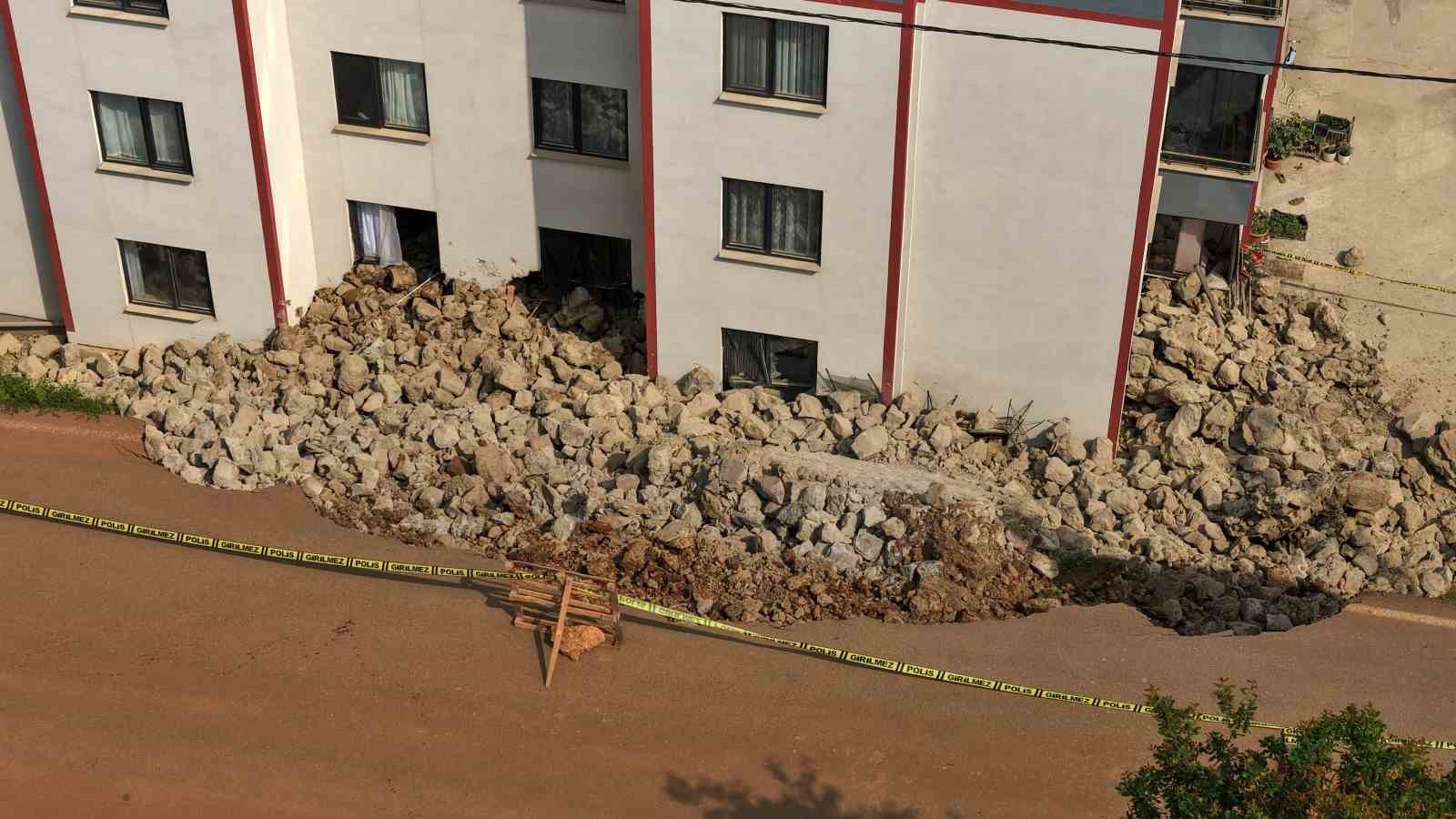 Çöken duvarın altında kalıyordu, 10 saniyeyle hayata tutundu