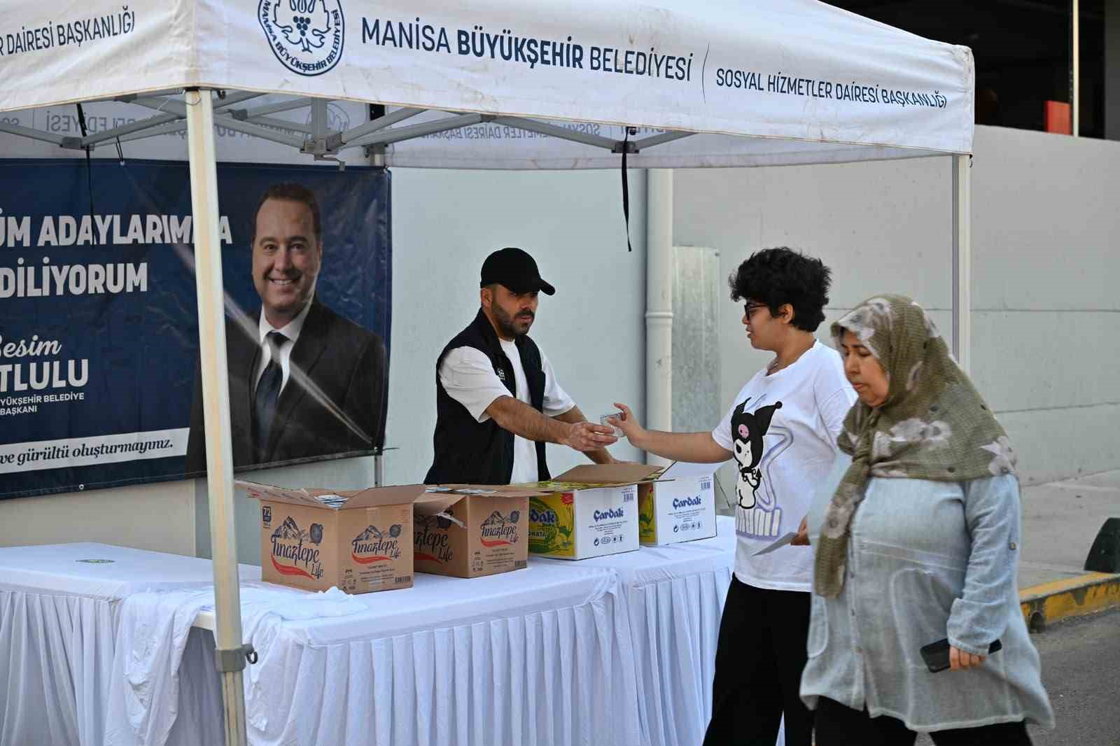 Manisa Büyükşehir’den YKS adaylarına su ve limonata ikramı