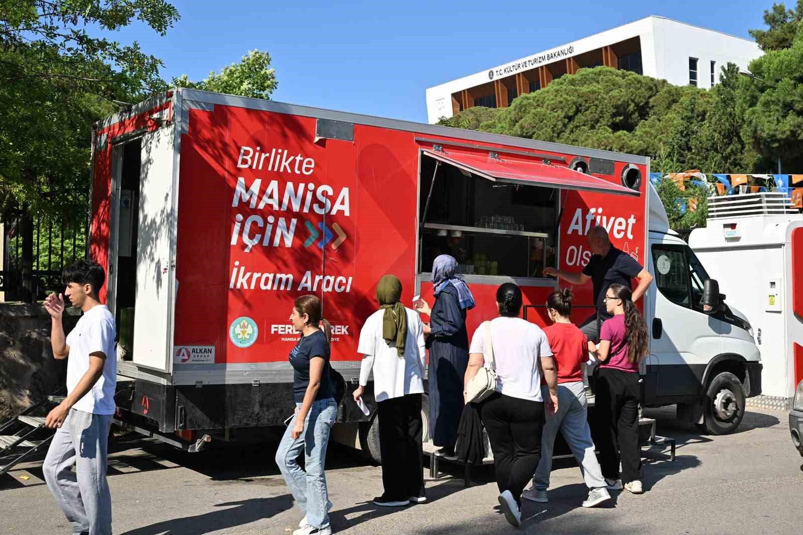 Manisa Büyükşehir’den YKS adaylarına su ve limonata ikramı