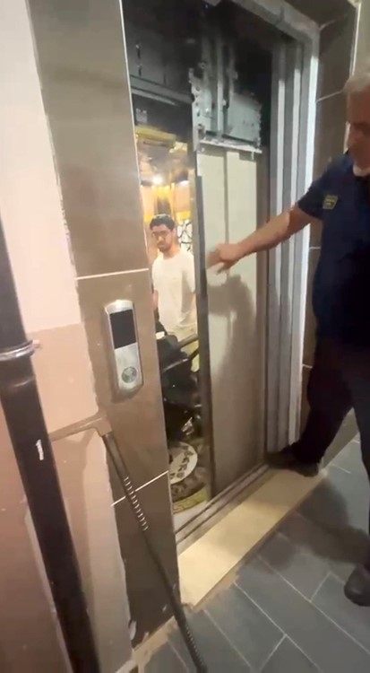 Asansörde mahsur kalan öğrenciyi itfaiye sınava yetiştirdi