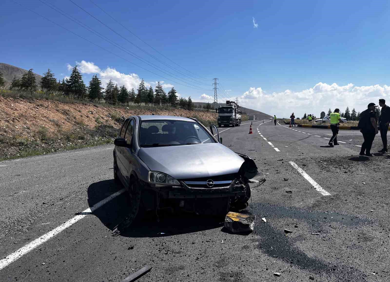 Niğde-Kayseri yolunda trafik kazası: 4 yaralı