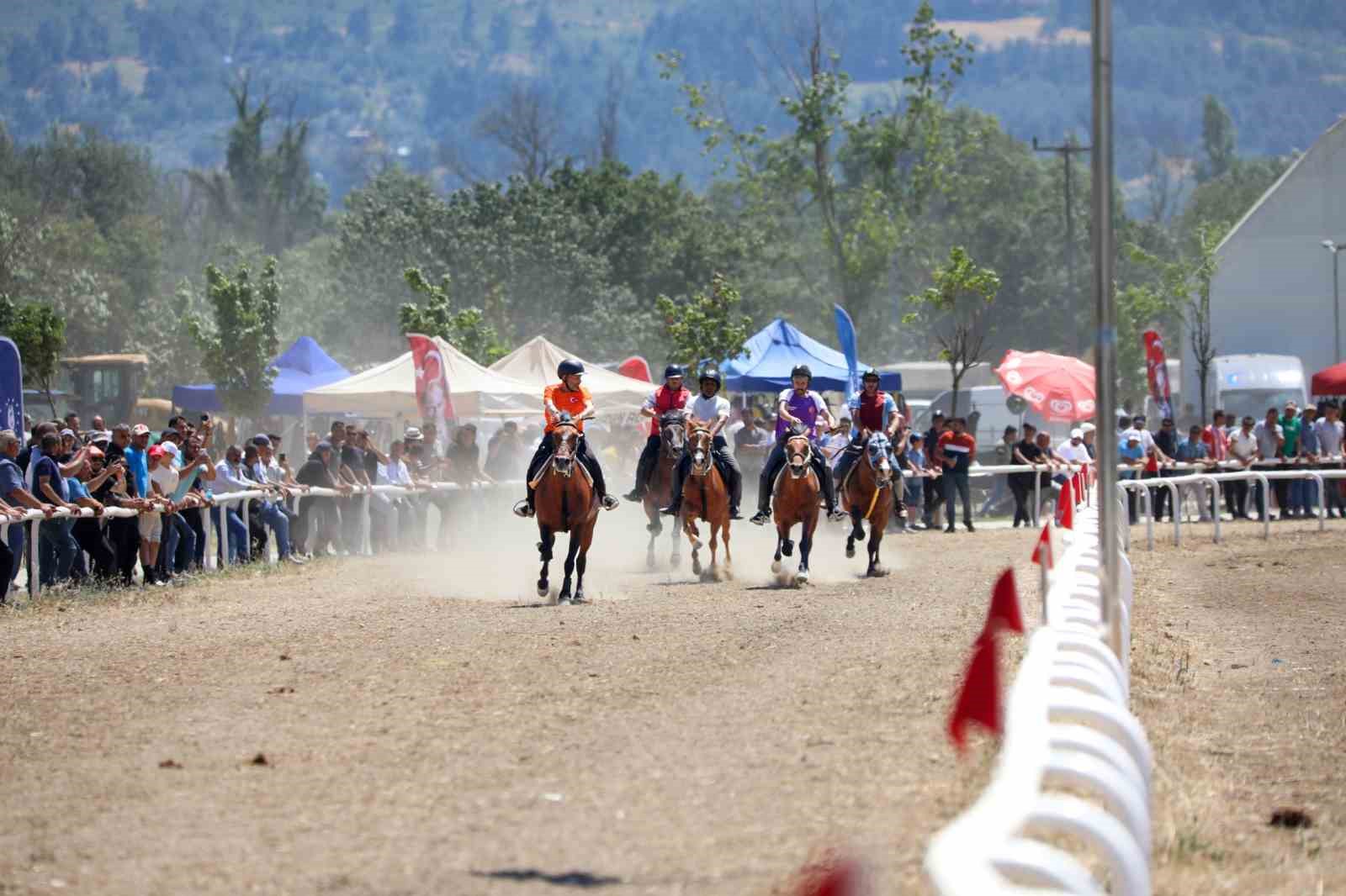 Bursa’da Rahvan At Yarışları nefes kesti