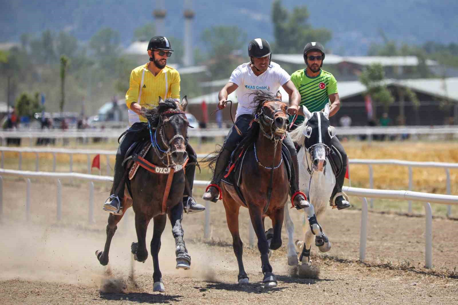 Bursa’da Rahvan At Yarışları nefes kesti