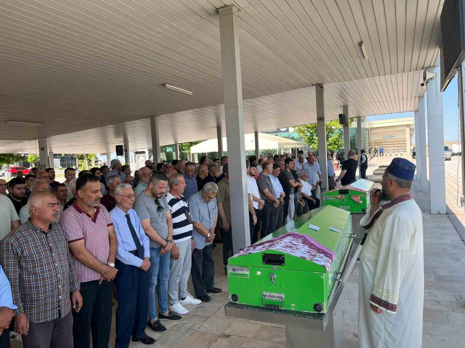 Cinnet kurbanı anne ve kızı defnedildi